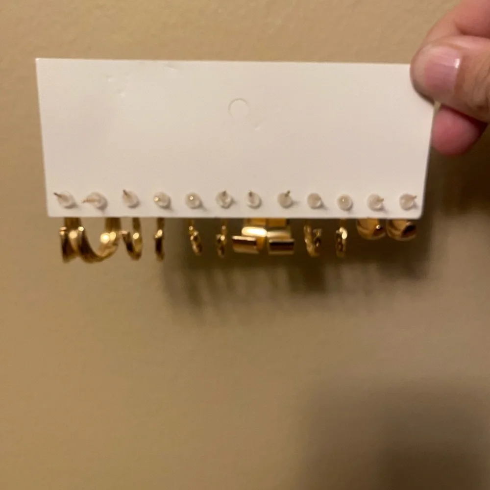NEW fashion earrings set.